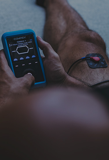 basketball player using muscle stimulator